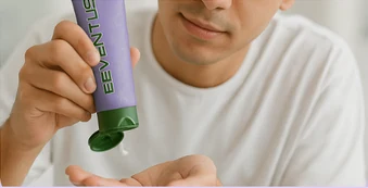 Tangan memicit Aura Hair Cream dari tiub ke tapak tangan