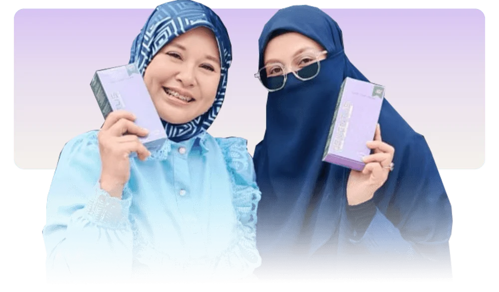 Cikgu Farah dan seorang guru PPKI memegang kotak Eeventus